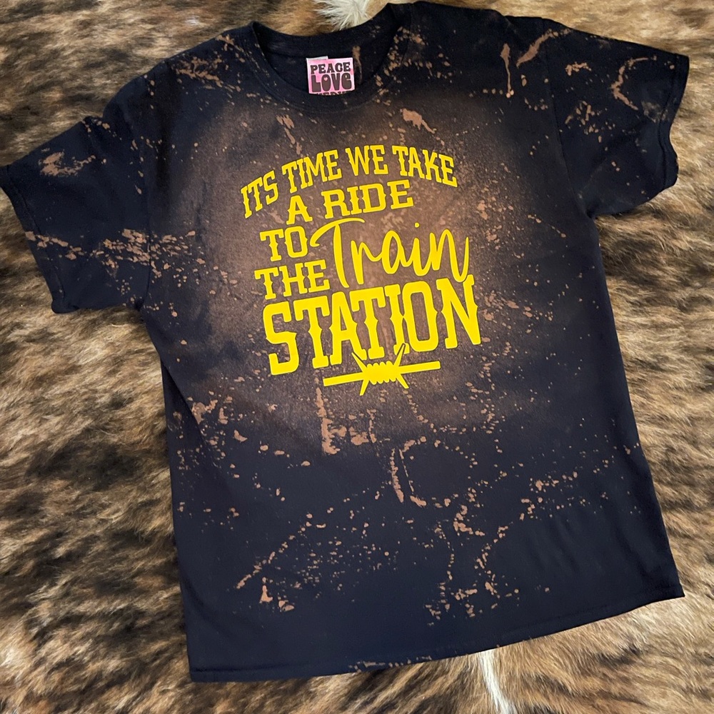 NWT Yellowstone Inspired T-shirt